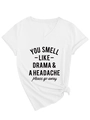 Detail van een wit T-shirt met V-hals, zwarte tekstprint en een modieus geknoopte zoom - S / Wit (Zwarte Tekst)