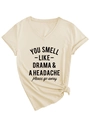 Detail van beige T-shirt met V-hals, You Smell Like Drama tekst en geknoopte zoom - S / Zand (Zwart Lettertype)
