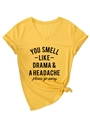 Geel T-shirt met V-hals, geknoopte zoom en 'YOU SMELL LIKE DRAMA' tekstprint - S / Geel (Zwarte Tekst)