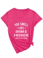 Detail eines rosa V-Ausschnitt T-Shirts mit dem weißen Aufdruck 'YOU SMELL LIKE DRAMA' - S / Rosarot (Weiße Schrift)