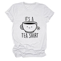 Gros plan de l'imprimé It's a Tea Shirt sur un t-shirt blanc à col rond en coton doux - S / Sable (Police Noire)