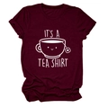 Gros plan sur t-shirt bordeaux avec motif graphique It's a Tea Shirt et tasse - S / Rouge Vin (Police Blanche)
