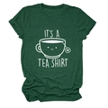 Détail du tissu vert foncé et de l'imprimé 'IT'S A TEA SHIRT' sur le t-shirt à col rond - S / Vert Rétro (Police Blanche)