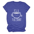 Gros plan sur l'imprimé It's a Tea Shirt et la texture d'un t-shirt violet à col rond - S / Bleu Rétro (Police Blanche)