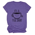 Détail du t-shirt violet chiné avec l'imprimé 'IT'S A TEA SHIRT' et motif de tasse à thé - S / Violet (Texte Noir)
