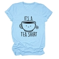Gros plan sur l'imprimé it's a tea shirt rigolo sur un t-shirt bleu clair à col rond - S / Bleu Clair (Police Noire)