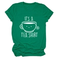 Détail du t-shirt vert émeraude avec graphique It's a tea shirt et imprimé tasse blanche - S / Vert Foncé (Police Blanche)