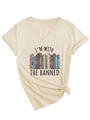 Detail des V-Ausschnitt-T-Shirts mit I'M WITH THE BANNED Slogan und Buchmotiven - S / Sandfarben (Schwarze Grafik)