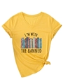 Detail von senfgelbem V-Ausschnitt T-Shirt mit I'M WITH THE BANNED Buchdruck und Knoten - S / Gelb (Schwarze Grafik)