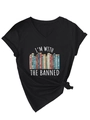 Detail eines V-Ausschnitt T-Shirts mit I'M WITH THE BANNED Print und Knotendesign unten - S / Schwarz (Weiße Grafik)