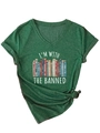 Detail eines V-Ausschnitt T-Shirts mit I'M WITH THE BANNED Print und Frontknoten - S / Retro-Grün (Weiße Grafik)