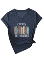 Detail eines dunkelblauen V-Ausschnitt T-Shirts mit buntem I'm With The Banned Buchdruck - S / Marineblau (Weiße Grafik)
