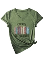 Detail eines olivgrünen V-Ausschnitt T-Shirts mit I'M WITH THE BANNED Spruch und Buch-Print - S / Olivgrün (Schwarze Grafik)