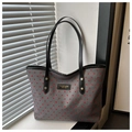 Dettaglio della borsa tote grigia con stampe a cuori rossi, manici in pelle nera e borchie - Cuore Grigio
