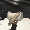 Weiße gewebte Schultertasche mit breitem Riemen und dekorativen Silbernieten - Khaki