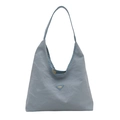 Grande borsa tote azzurra con trama stropicciata e placca fashion a forma triangolare - Blu