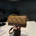 Sac bandoulière carré minimaliste marron foncé avec finition en cuir matelassé - Marron