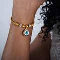 Goldenes Perlenarmband mit blauem Evil Eye Anhänger und funkelnden Zwischenperlen - Blauer Rand Böser Blick Stil (E458-Blau Tropf Gold)