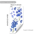 Detail van 30x60cm blauwe bloemen- en vlindermuurstickers met afmetingen aangegeven - Blauwe Bloemen Vlinder Stijl (M18970)