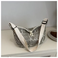 Detail van legergroene gestreepte canvas hobo tas met brede riem op witte tafel - Geel