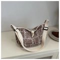 Detail van roodbruine geometrische jacquard tas met verstelbare schouderriem - Oranje