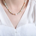 Collana artigianale con pietre naturali colorate e una perla d'acqua dolce centrale - 42cm+5cm / Collana d'Oro (P1596)