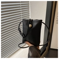 Dettaglio della mini borsa porta cellulare in pelle PU nera con decorazione di perle - Nero