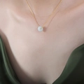 Colgante de jade verde claro minimalista con una fina cadena de acero de titanio dorado - Tipo estándar / Dorado