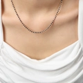 Collar minimalista de acero de titanio con cuentas negras en cadena de plata con modelo - Collar de Esmalte Negro / Color acero