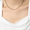 Elegante collar de acero de titanio con pequeñas cuentas negras redondas y cadena de oro - Collar de Esmalte Negro / Dorado