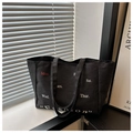 Détail du sac fourre-tout en toile noire avec imprimé mode et coutures blanches - Noir