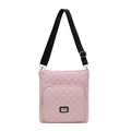 Sac bandoulière matelassé rose pâle avec sangle large et poche zippée à l'avant - Rose