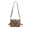 Elegante borsa a tracolla trapuntata in taupe scamosciato con raffinati dettagli dorati - Cachi
