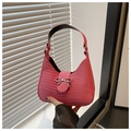 Détail du sac en cuir croco rose fuchsia avec fermoir nœud papillon en métal argenté - Rose