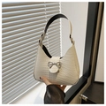 Détail d'un sac à bandoulière beige à motif crocodile avec boucle en métal noeud - Blanc Cassé