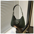 Détail du sac à bandoulière en texture crocodile vert foncé avec nœud en métal argenté - Vert
