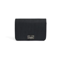 Petit sac bandoulière noir texturé avec un fermoir rotatif en métal gris sur fond blanc - Noir