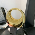 Futuristische goldene Abendtasche in Halbmondform mit Hochglanz-Finish und Griff - Ohne Kette / Gold
