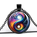 Detail eines runden Drachen-Anhängers mit buntem Yin-Yang-Motiv an einer schwarzen Kette - Schwarz