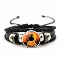 Detail van een gelaagde zwarte lederen Halloween-armband met kat en pompoen glazen bedeltje - Zwarte Kat Grafsteen Stijl (JY009238-11)