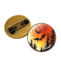 Detaillierte Vorder- und Rückseite des Vintage-Halloween-Abzeichens mit Bronze-Basis - Toter Baum Fledermaus Mondlicht Stil (Bronze-8) / Bronze