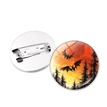 Runder Halloween-Anstecker mit Fledermäusen und gelbem Mond vor einem dunklen Waldmotiv - Toter Baum Fledermaus Mondlicht Stil (Silber-8) / Silber