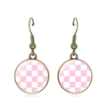 Nahaufnahme der Vintage-Ohrhänger aus Bronze mit rosa-weißem Schachbrettmuster-Inlay - Rosa und Weiß Schachbrett (JY009280-4)