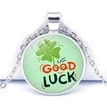 Vue macro du pendentif trèfle à quatre feuilles avec gravure Good Luck et chaîne argentée - Police Artistique GOOD LUCK Trèfle (JY009287-10)