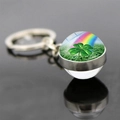 Dettaglio di un portachiavi a sfera di vetro con un quadrifoglio portafortuna e l'arcobaleno - Stile Trifoglio e Arcobaleno (JY009295-12)