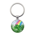 Dettaglio del portachiavi quadrifoglio verde con cupola in vetro e arcobaleno fortunato - Stile Paesaggio Arcobaleno