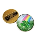 Detailansicht der Vintage Kleeblatt-Brosche mit Glaskuppel und Rückansicht mit Sicherheitsnadel - Kleeblatt mit Regenbogen (Bronze-12)