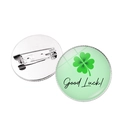 Detailansicht der grünen Kleeblatt-Brosche mit Vorderseite und Rückseite aus Metall - Handschriftliches Good Luck (Silver-3) / Silber