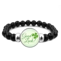Dettaglio del braccialetto con perline di onice nero e ciondolo a quadrifoglio verde - Stile Good Luck Arrotondato Quadrifoglio (JY009294-8)