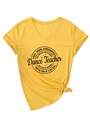 Detail van geel T-shirt met V-hals, zwart logo en decoratieve knoop aan de zijkant - S / Geel (Zwart Lettertype)